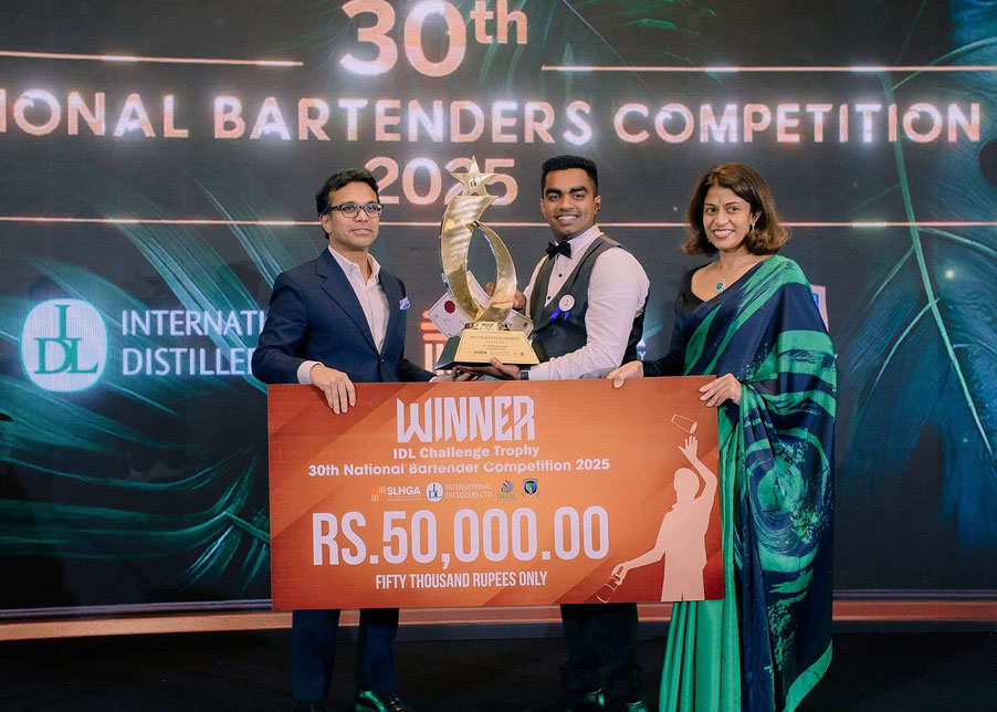Kemal de Soysa and Indhu Selvaratnam presenting the IDL Challenge Trophy at the 30th National Bartenders Competition 2025 in Sri Lanka, representing Aybrook and Mason Old Reserve Sri Lankan arrack