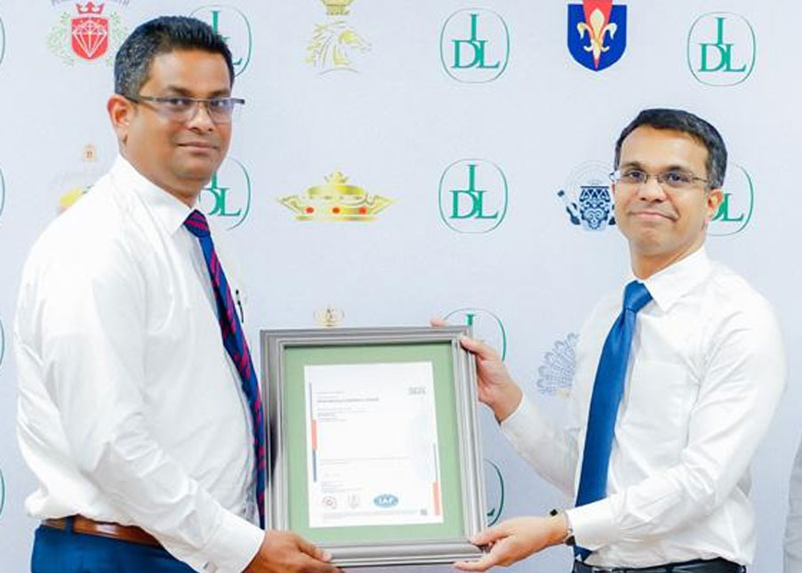 Kemal de Soysa receiving a framed certificate at an International Distilleries Limited event in Sri Lanka, representing Aybrook and Mason Old Reserve Sri Lankan arrack